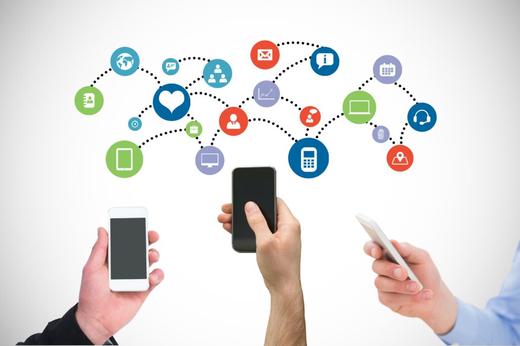 Celulares exibindo símbolos multimídia de diferentes formatos, representando estratégias de relacionamento com a mídia no ambiente digital.