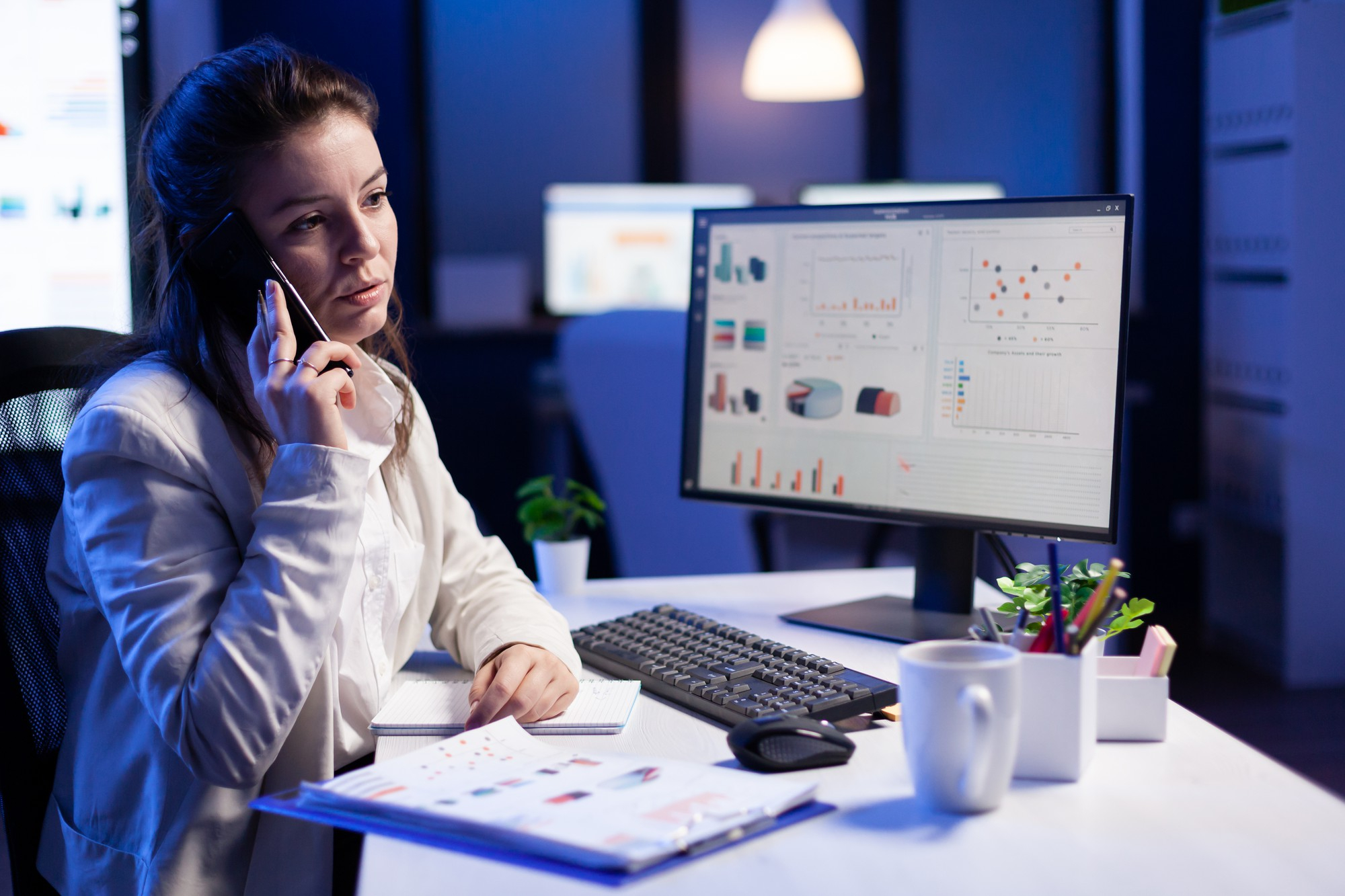 Mulher fazendo a gestão online da empresa.