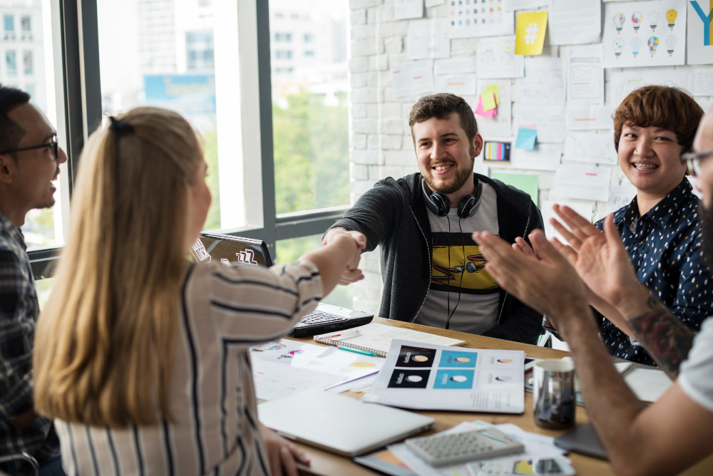 gestores discutindo outbound marketing
