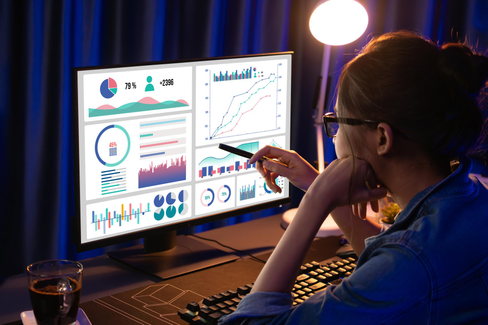 Profissional de PR analisando resultados de uma ação em múltiplos painéis na tela do computador, com gráficos de desempenho, menções na mídia e engajamento nas redes sociais.